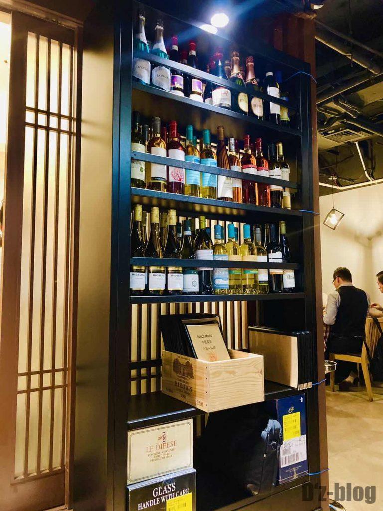 上海ソラーレ2号店白ワインボトル棚