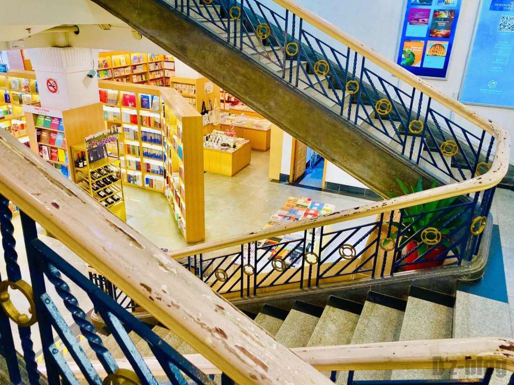 上海外文書店店内階段から見るフロア