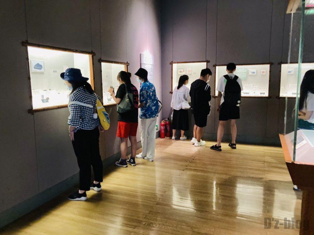 上海博物館ハンコ展示を見るお客