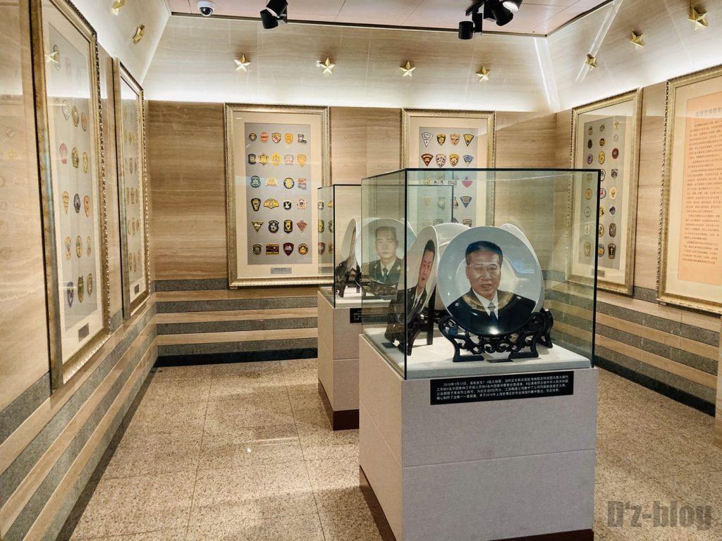 上海公安博物館　名誉警察官の写真皿