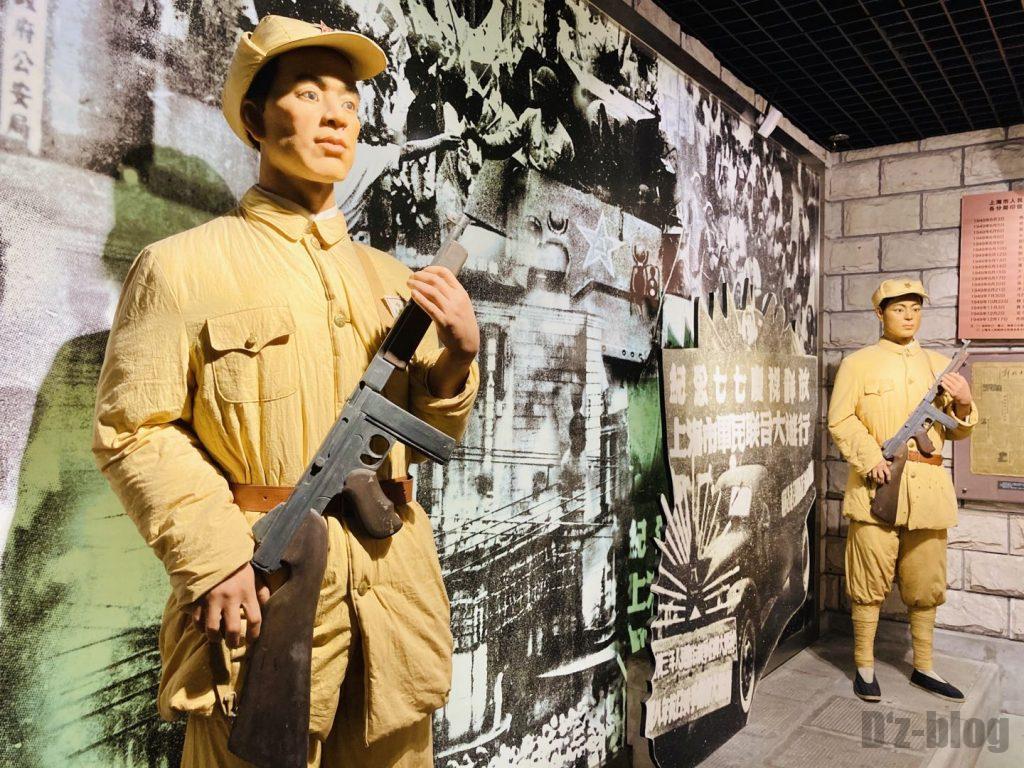 上海公安博物館　銃を持つ警察官マネキン