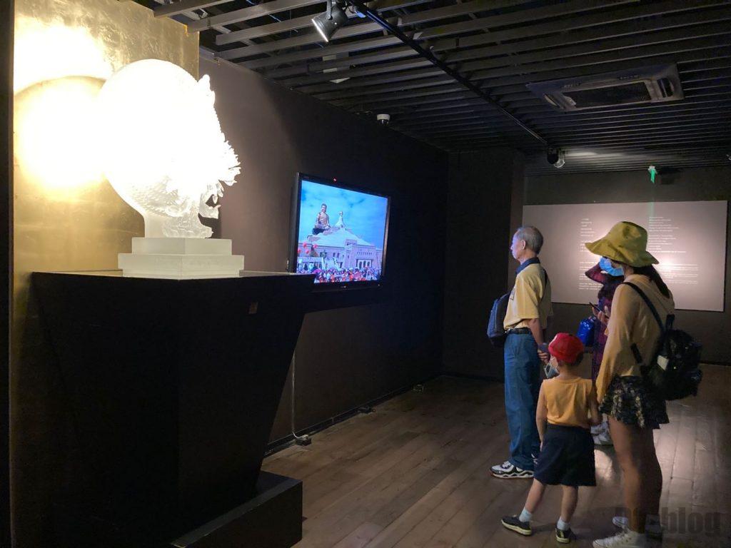上海琉璃芸術博物館仏像作品と制作映像を見るお客
