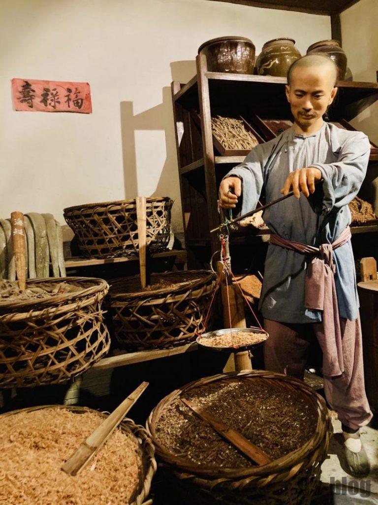 上海城市歴史発展陳列館　乾燥物計る男