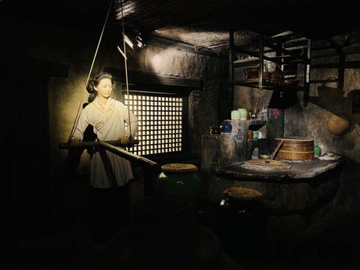 上海城市歴史発展陳列館　台所作業する女