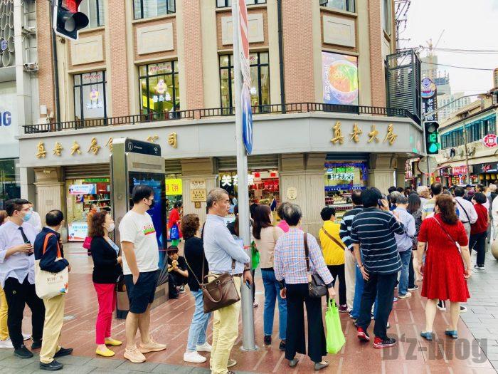 上海南京路歩行街　一店舗目月餅店行列