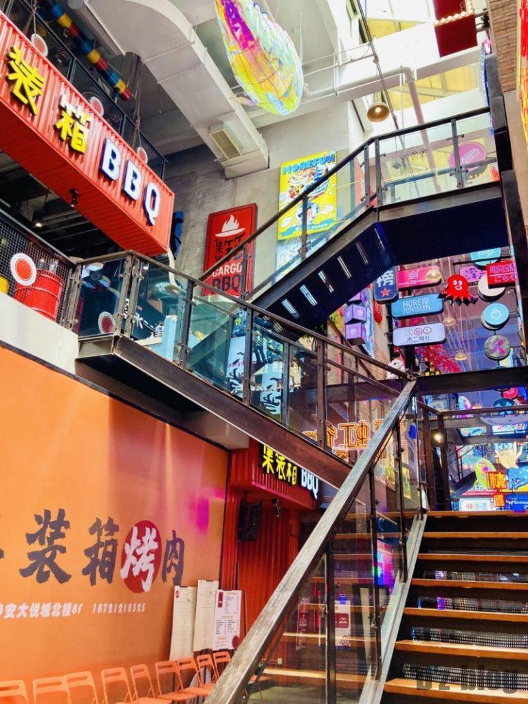 上海大悦城　霓虹街　中央階段