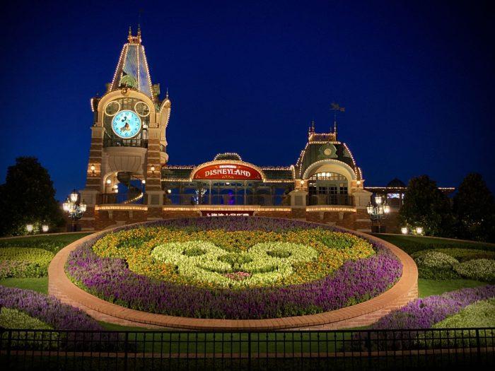 上海ディズニーランドミッキー時計台とダッフィー花壇夜景
