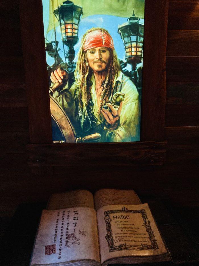 上海ディズニーランド海賊船内動く肖像画と本