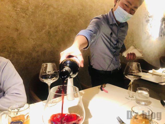 上海PashaTurkishRestaurant赤ワイン注ぐ